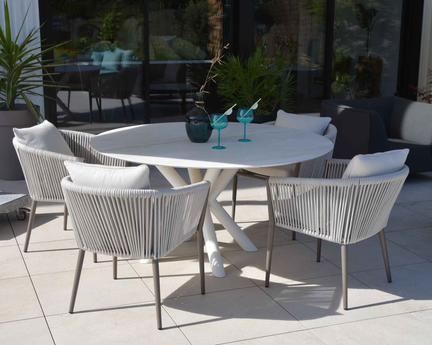 Lote de 2 sillas de jardín de diseño, de tela y aluminio color champán, modelo «Cheverny»