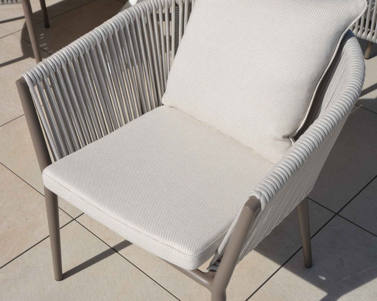Lote de 2 sillas de jardín de diseño, de tela y aluminio color champán, modelo «Cheverny»
