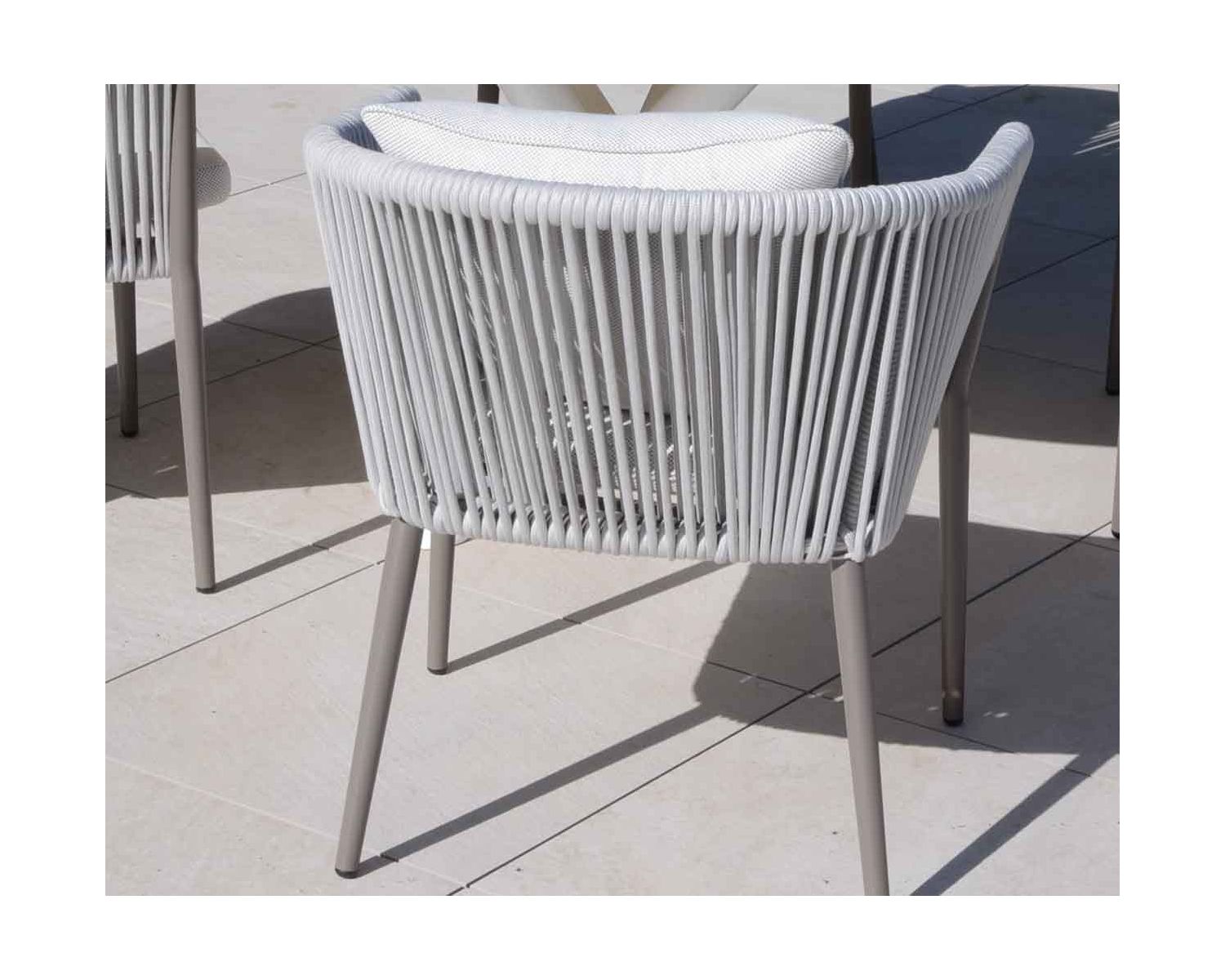 Lote de 2 sillas de jardín de diseño, de tela y aluminio color champán, modelo «Cheverny»