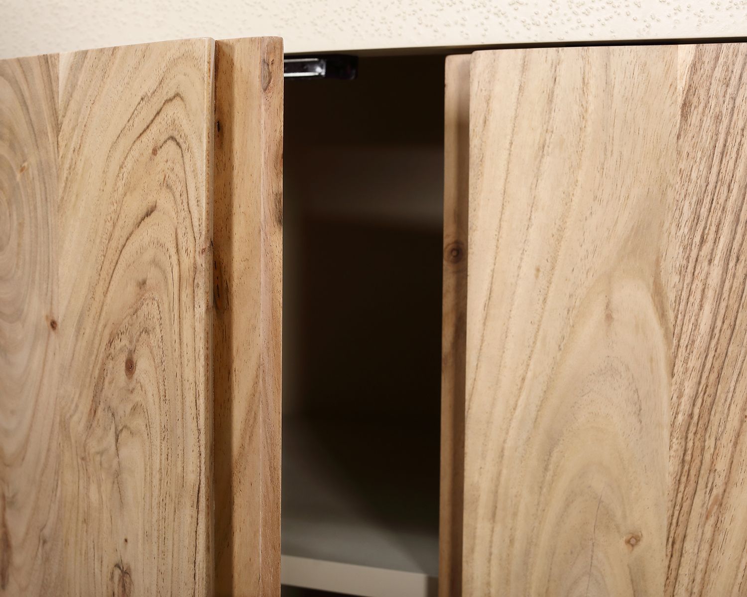 Aparador bajo de 4 puertas, de estilo orgánico y contemporáneo, «Miona»