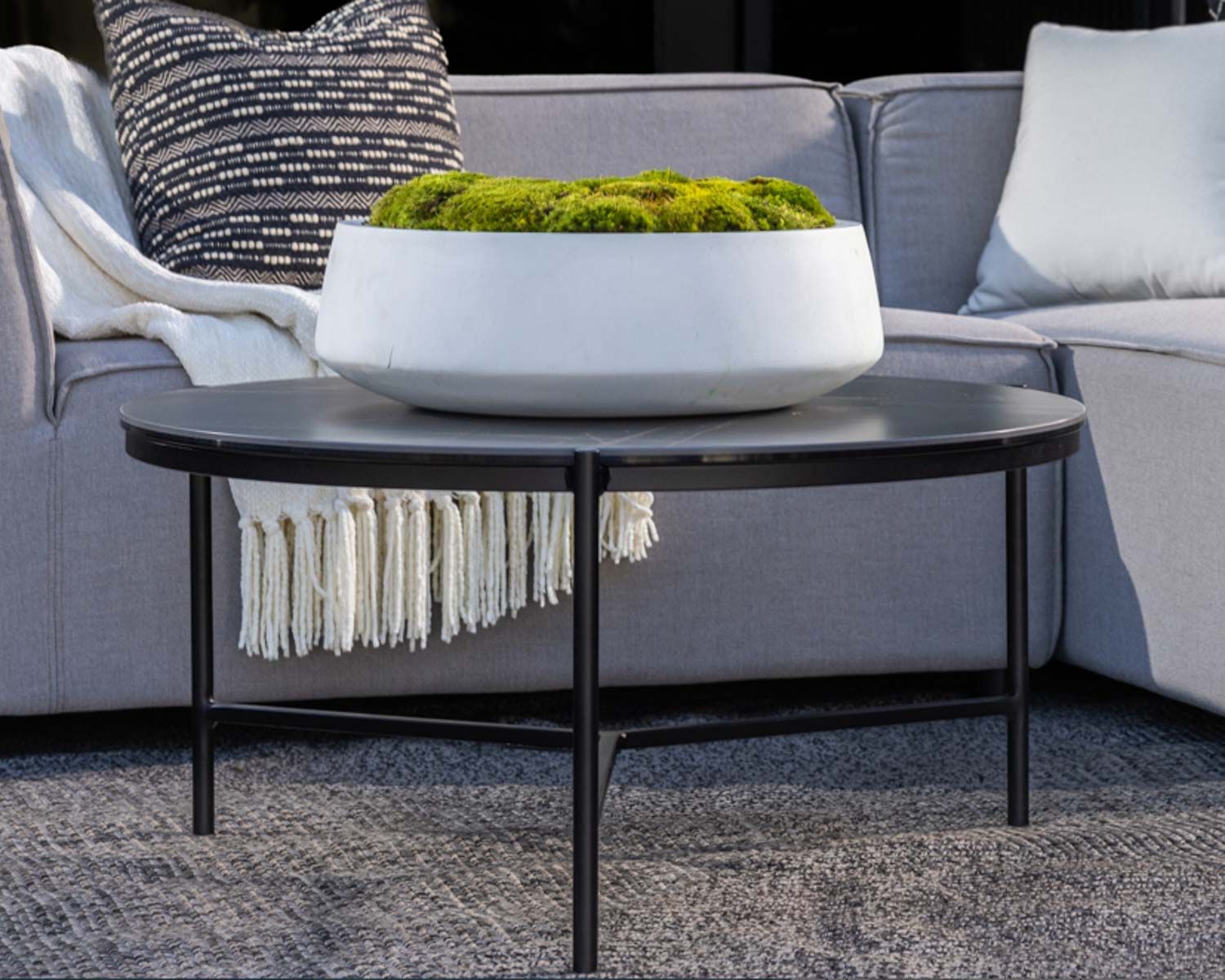 Mesa de centro redonda de aluminio con tablero de cerámica negro «Lazy Beach», de 62 cm de diámetro