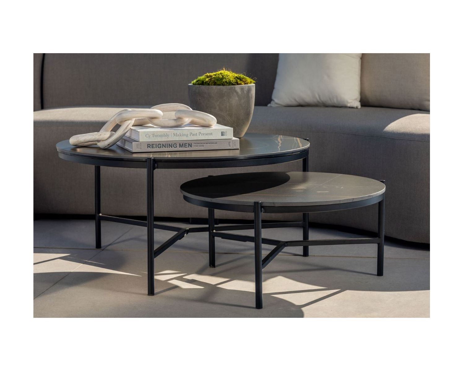 Mesa de centro redonda de aluminio con tablero de cerámica negro «Lazy Beach», de 62 cm de diámetro