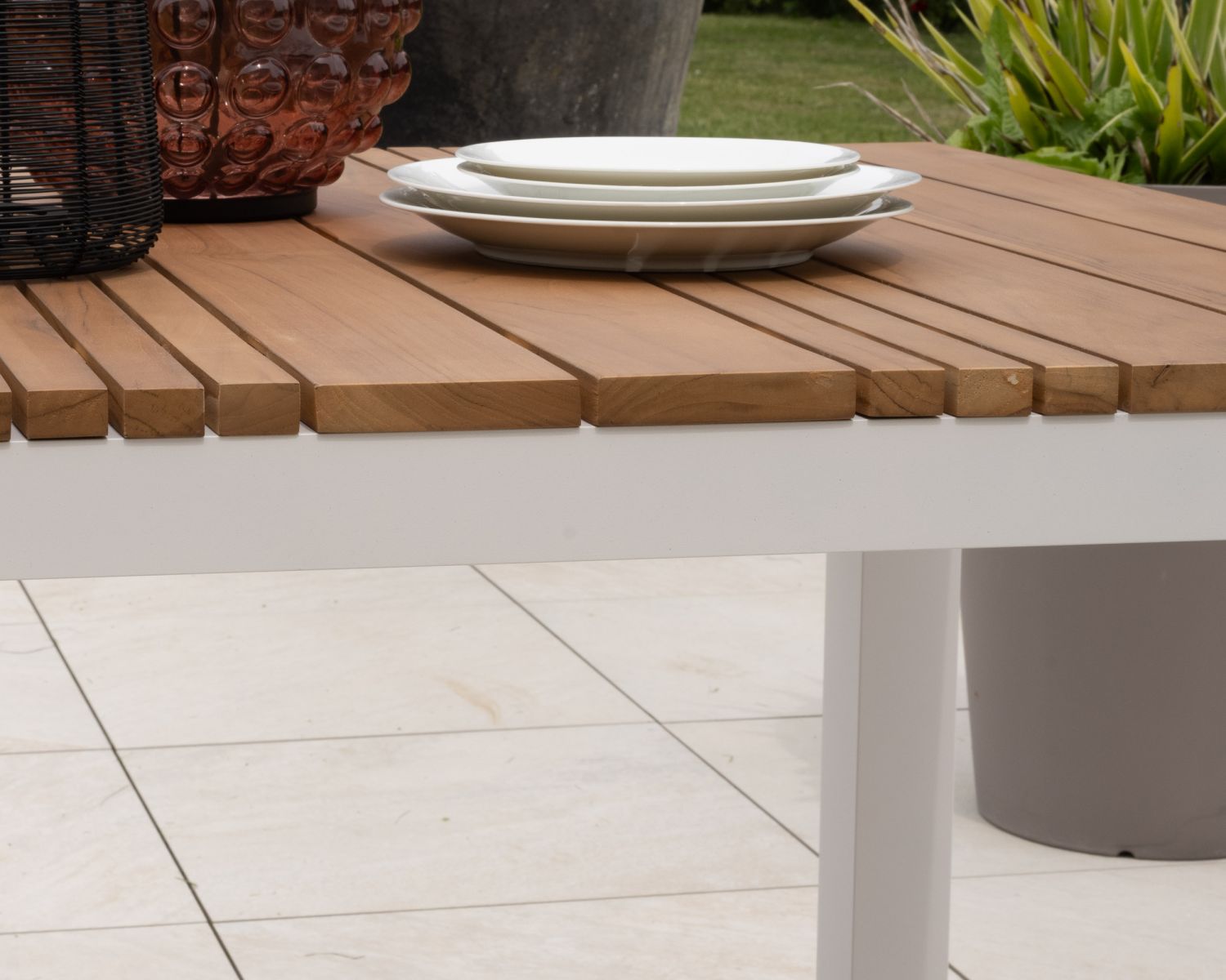 Mesa grande de comedor para exterior de aluminio blanco y teca «Dolce Vita», 220 cm