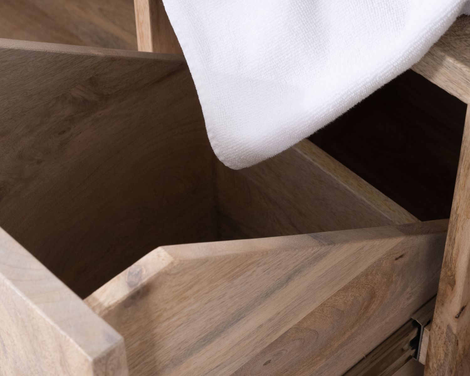 Mueble bajo lavabo de 120 cm en madera natural y negra «Nani» con un gran hueco
