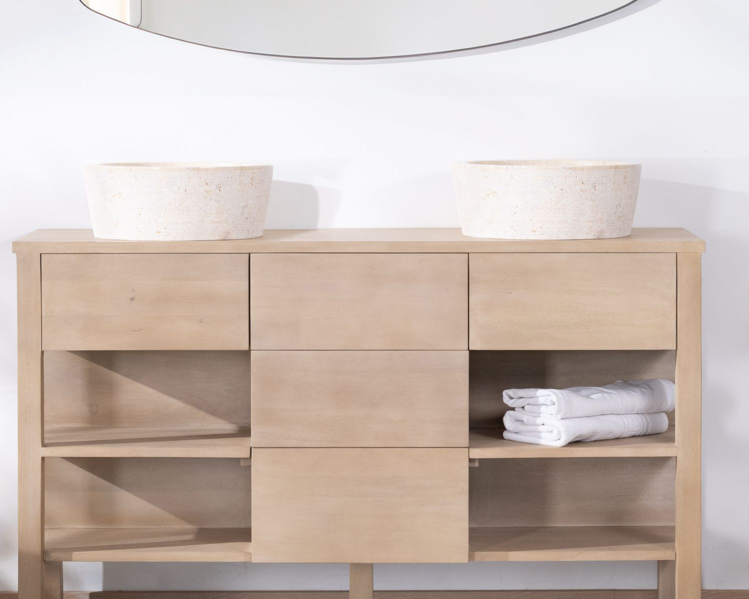 Mueble de baño doble de madera de mango blanqueada de 140 cm con nichos y cajones «Kahiko»