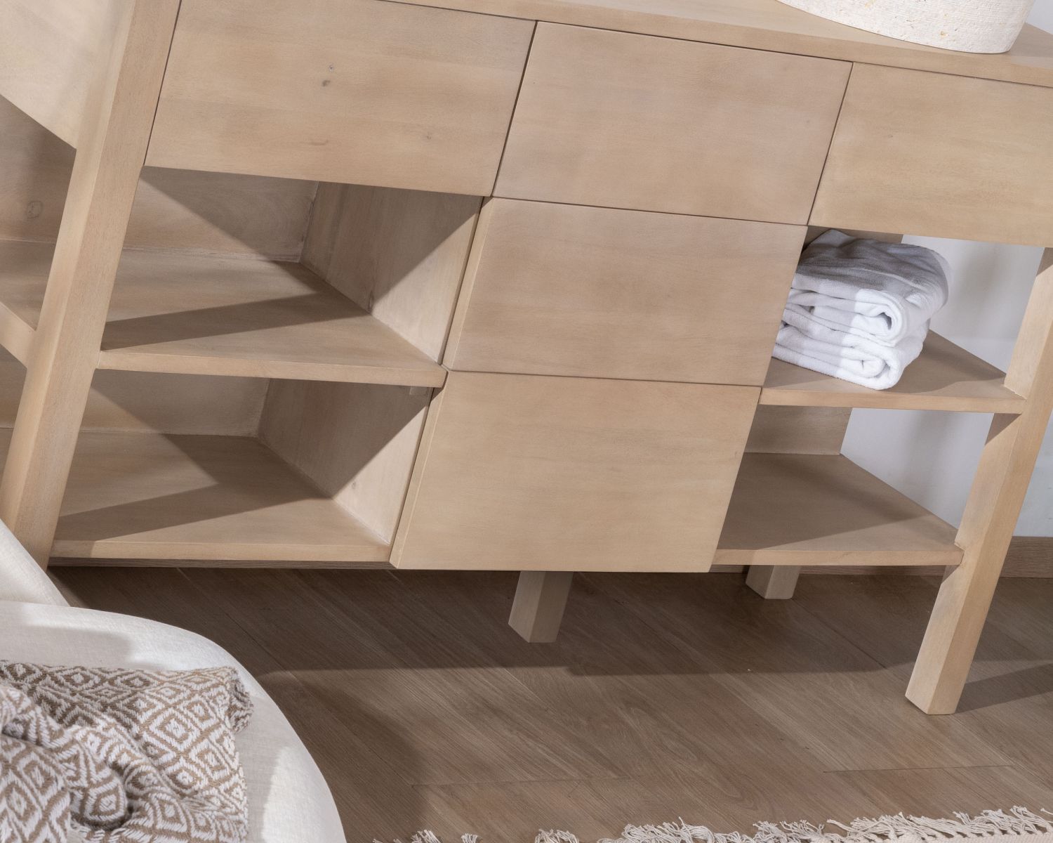 Mueble de baño doble de madera de mango blanqueada de 140 cm con nichos y cajones «Kahiko»