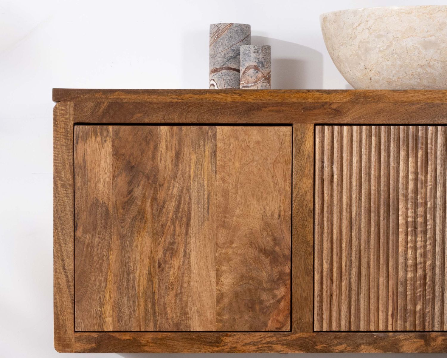 Mueble bajo lavabo suspendido de 140 cm en madera de mango oscuro «Nani» con frentes de doble textura