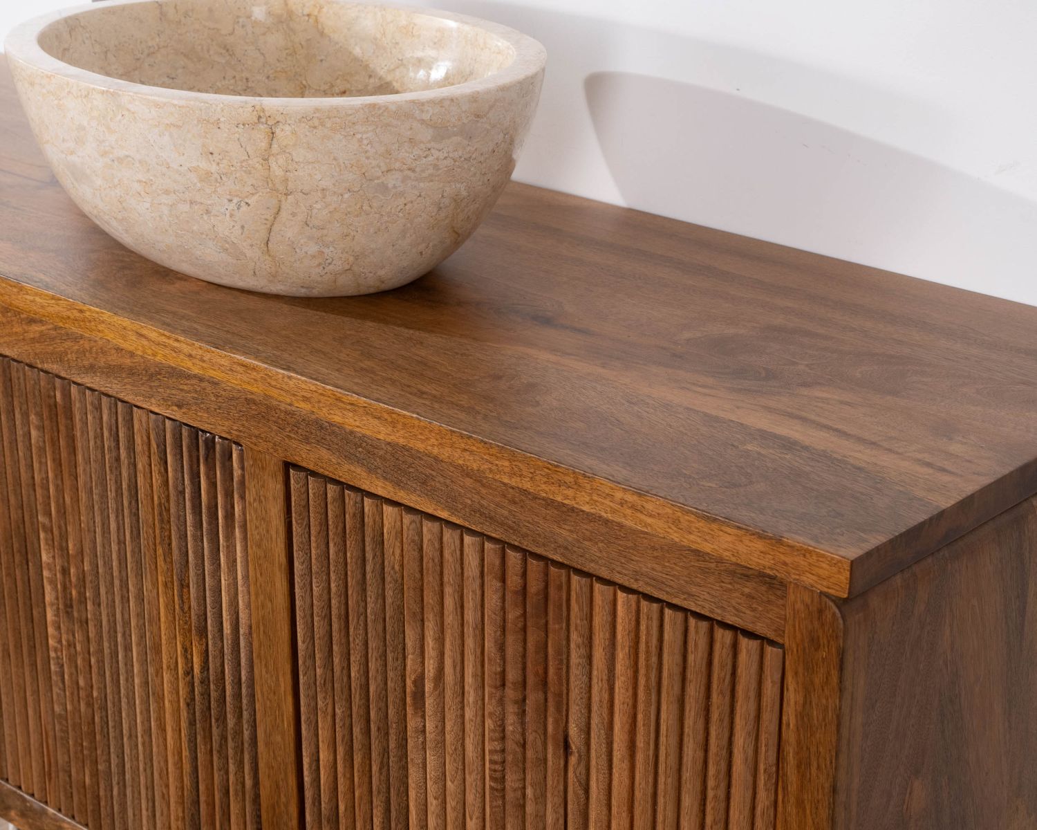 Mueble bajo lavabo suspendido de 140 cm en madera de mango oscuro «Nani» con frentes de doble textura