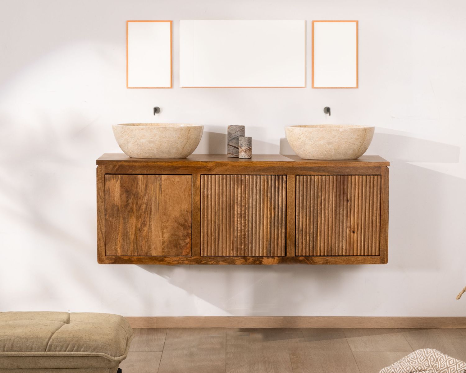 Mueble bajo lavabo suspendido de 140 cm en madera de mango oscuro «Nani» con frentes de doble textura
