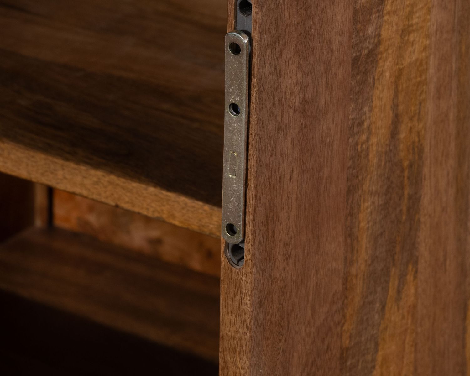 Mueble bajo lavabo suspendido de 140 cm en madera de mango oscuro «Nani» con frentes de doble textura