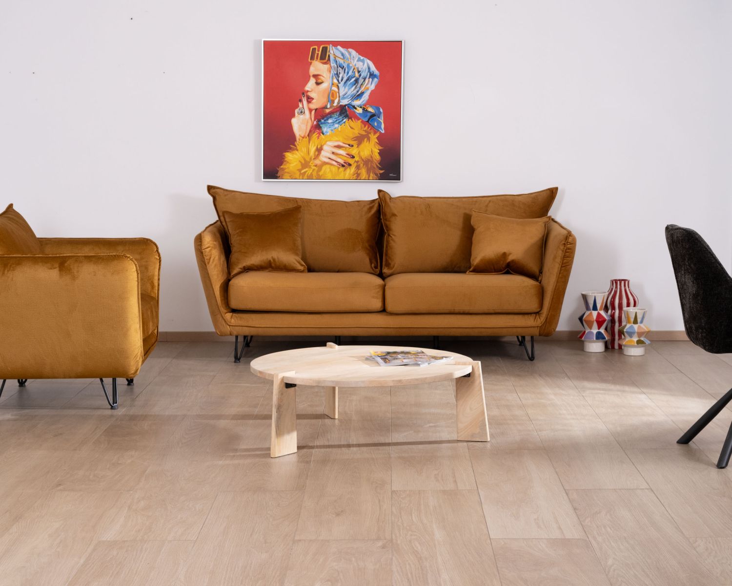Sofá de 3 plazas color ocre, con patas de metal y tapizado de terciopelo «Hasting»