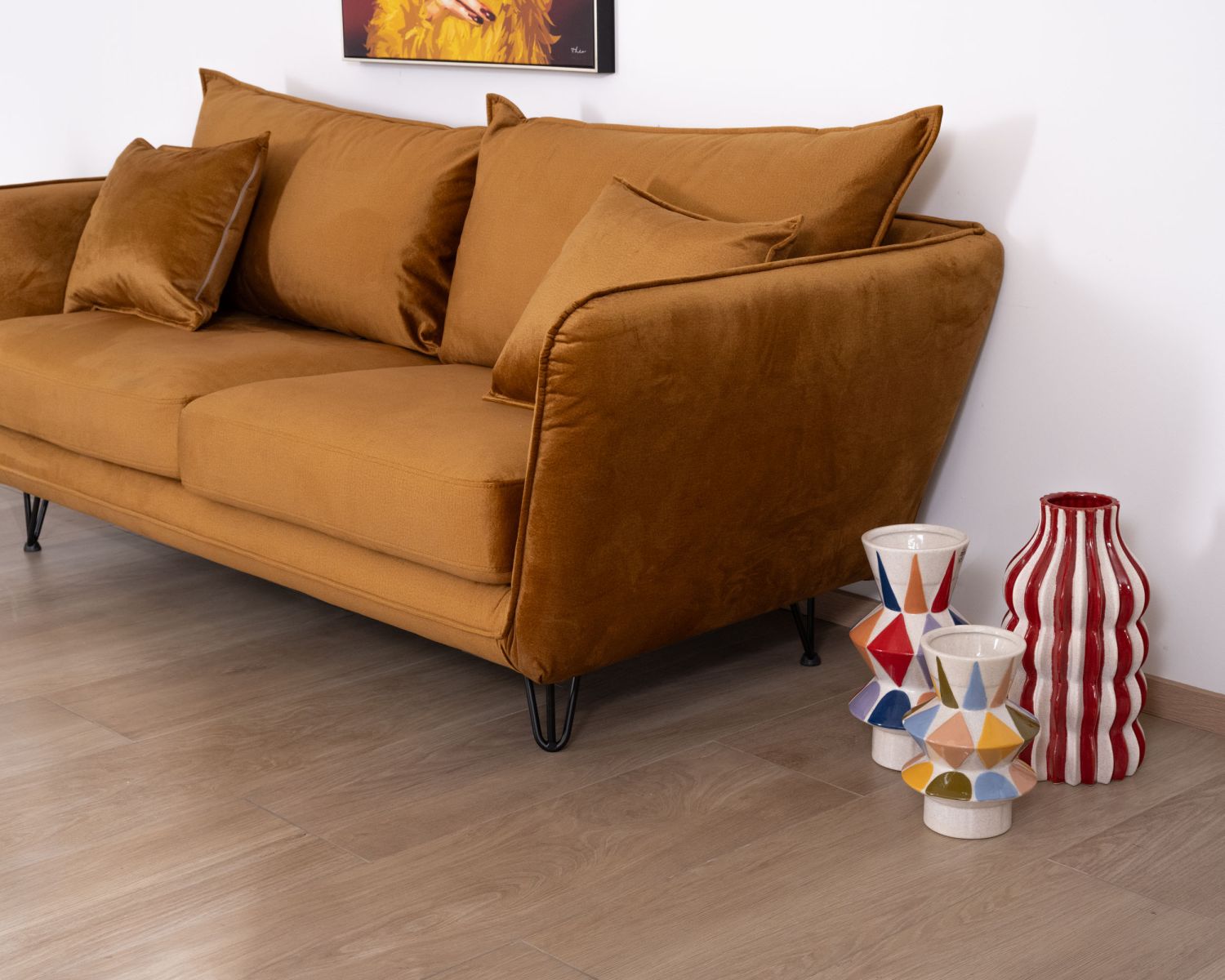 Sofá de 3 plazas color ocre, con patas de metal y tapizado de terciopelo «Hasting»