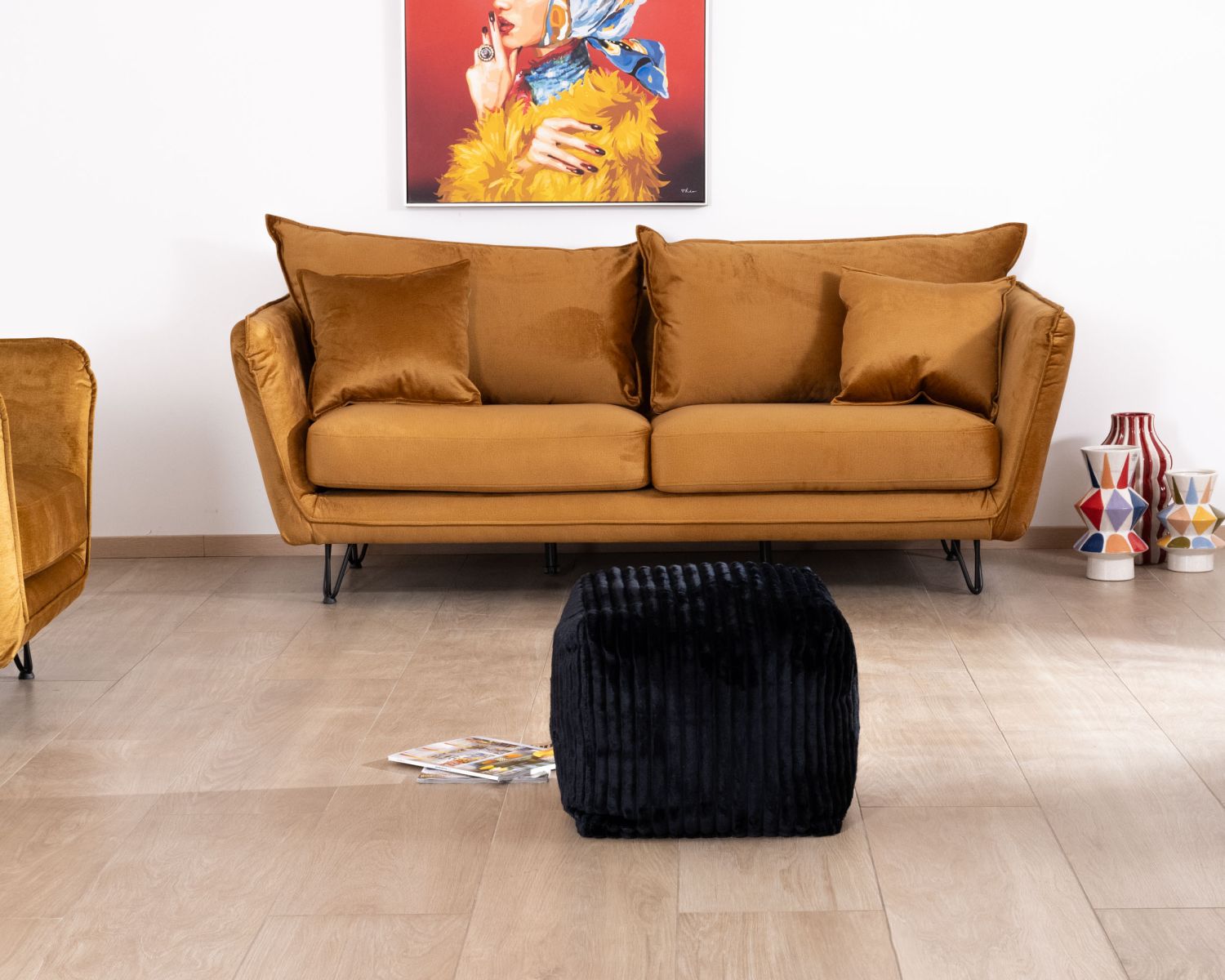 Sofá de 3 plazas color ocre, con patas de metal y tapizado de terciopelo «Hasting»