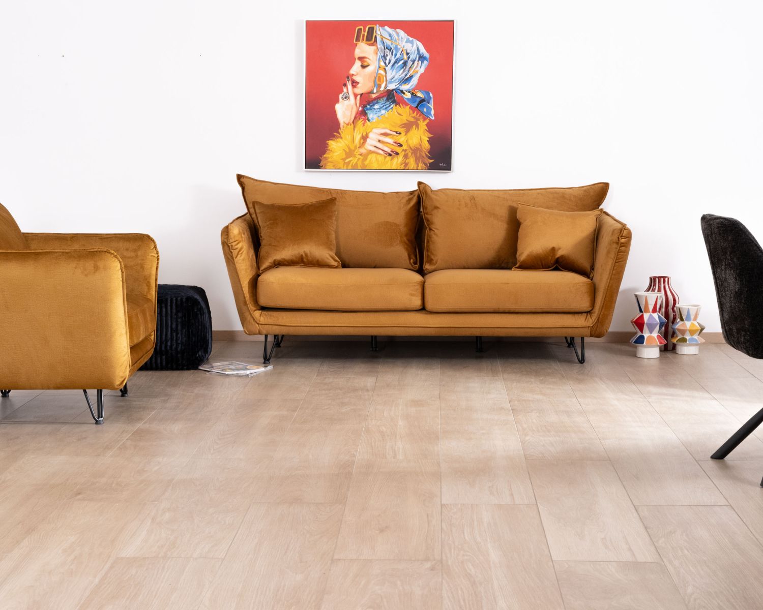Sofá de 3 plazas color ocre, con patas de metal y tapizado de terciopelo «Hasting»