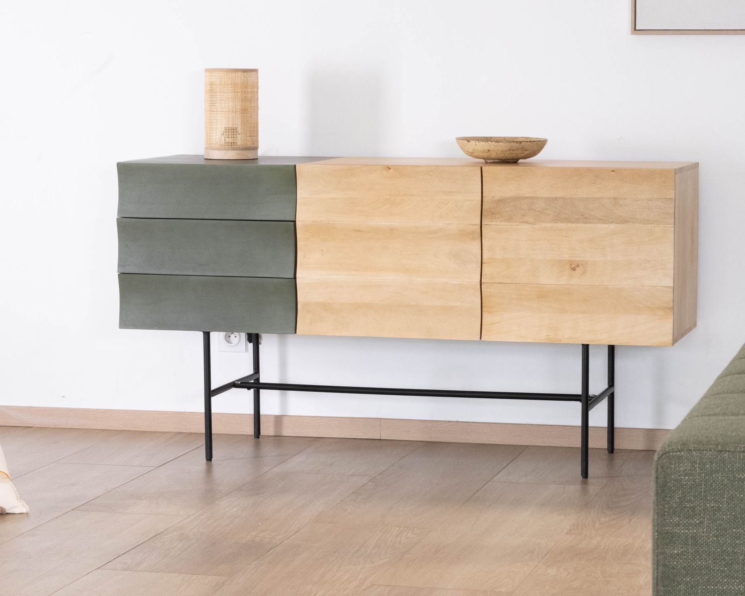 Aparador «Elegancy» de estilo japandi, de dos tonos, en madera y metal, con tres puertas, de 150 cm