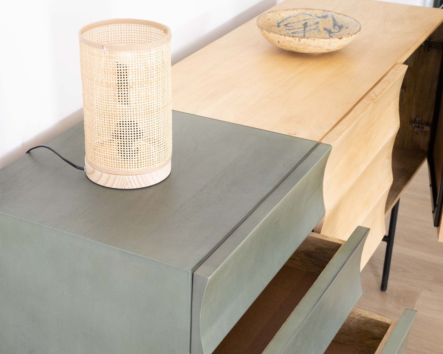 Aparador «Elegancy» de estilo japandi, de dos tonos, en madera y metal, con tres puertas, de 150 cm