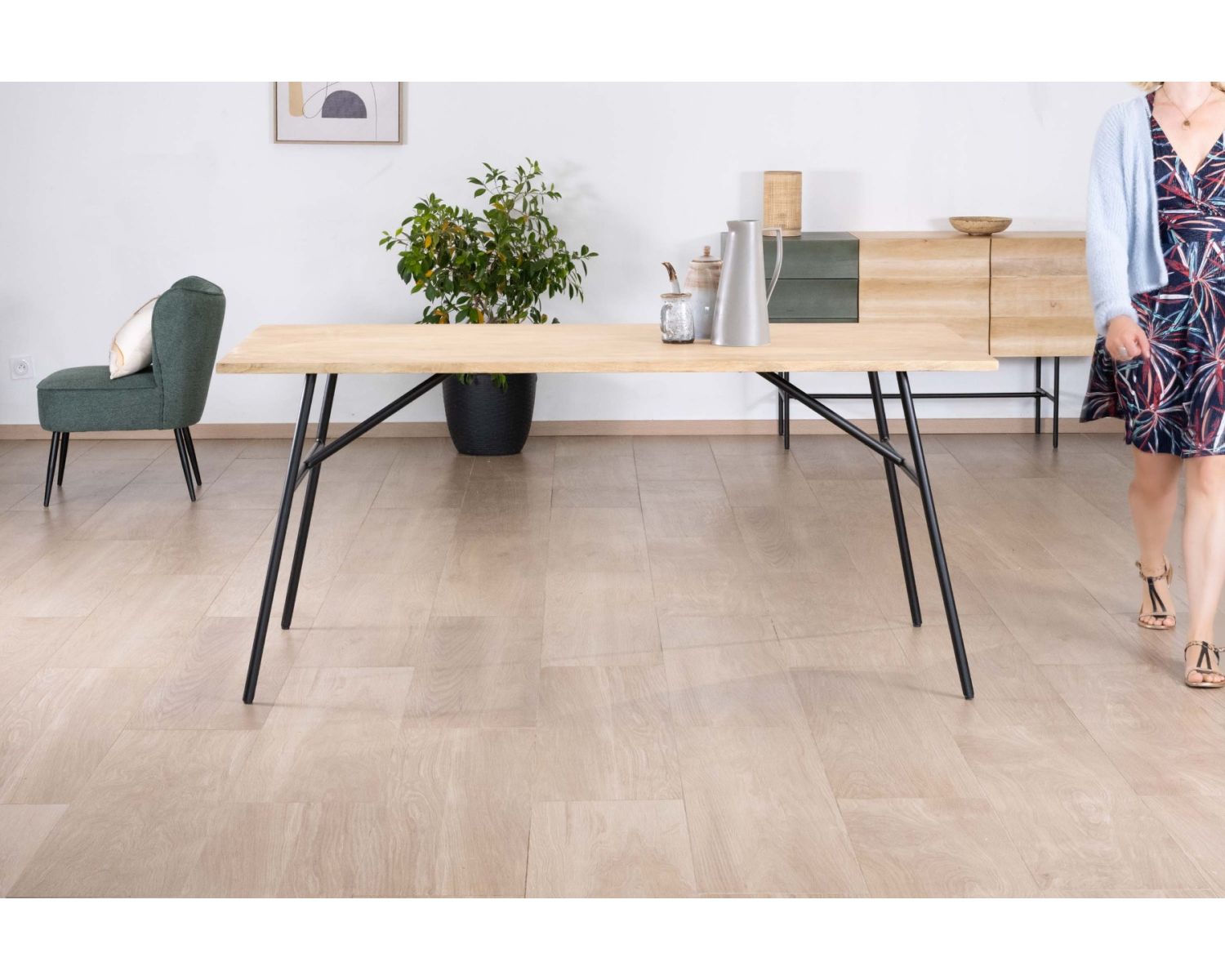 Mesa de comedor de estilo minimalista «japandi», con tablero de madera y patas de metal «Elegancy»