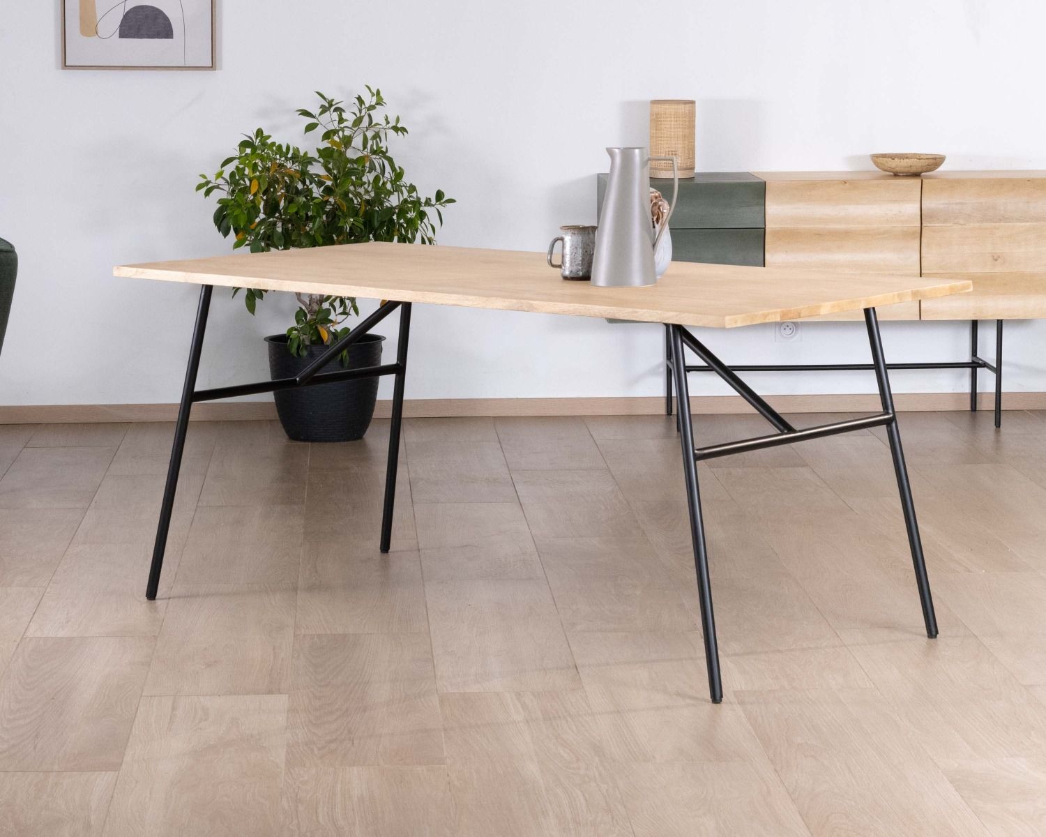 Mesa de comedor de estilo minimalista «japandi», con tablero de madera y patas de metal «Elegancy»