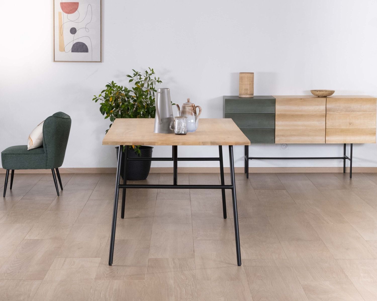 Mesa de comedor de estilo minimalista «japandi», con tablero de madera y patas de metal «Elegancy»