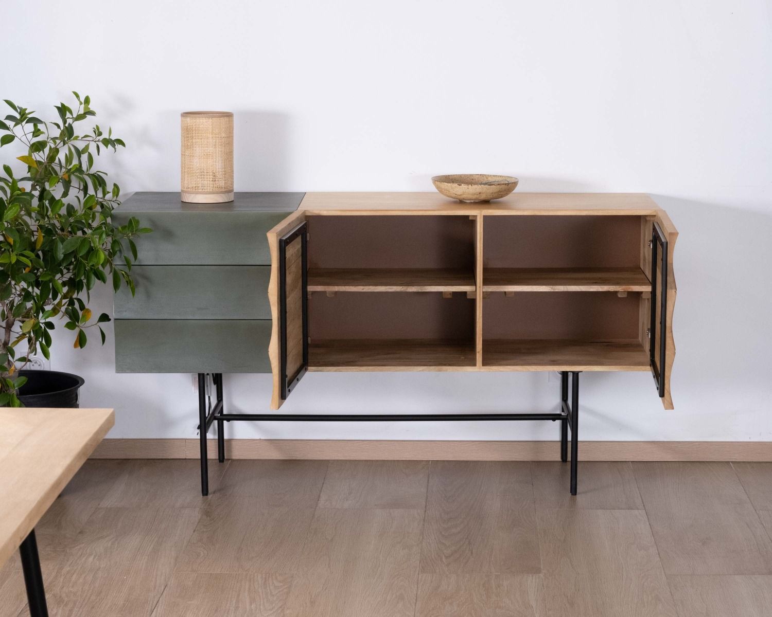 Aparador «Elegancy» de estilo japandi, de dos tonos, en madera y metal, con tres puertas, de 150 cm