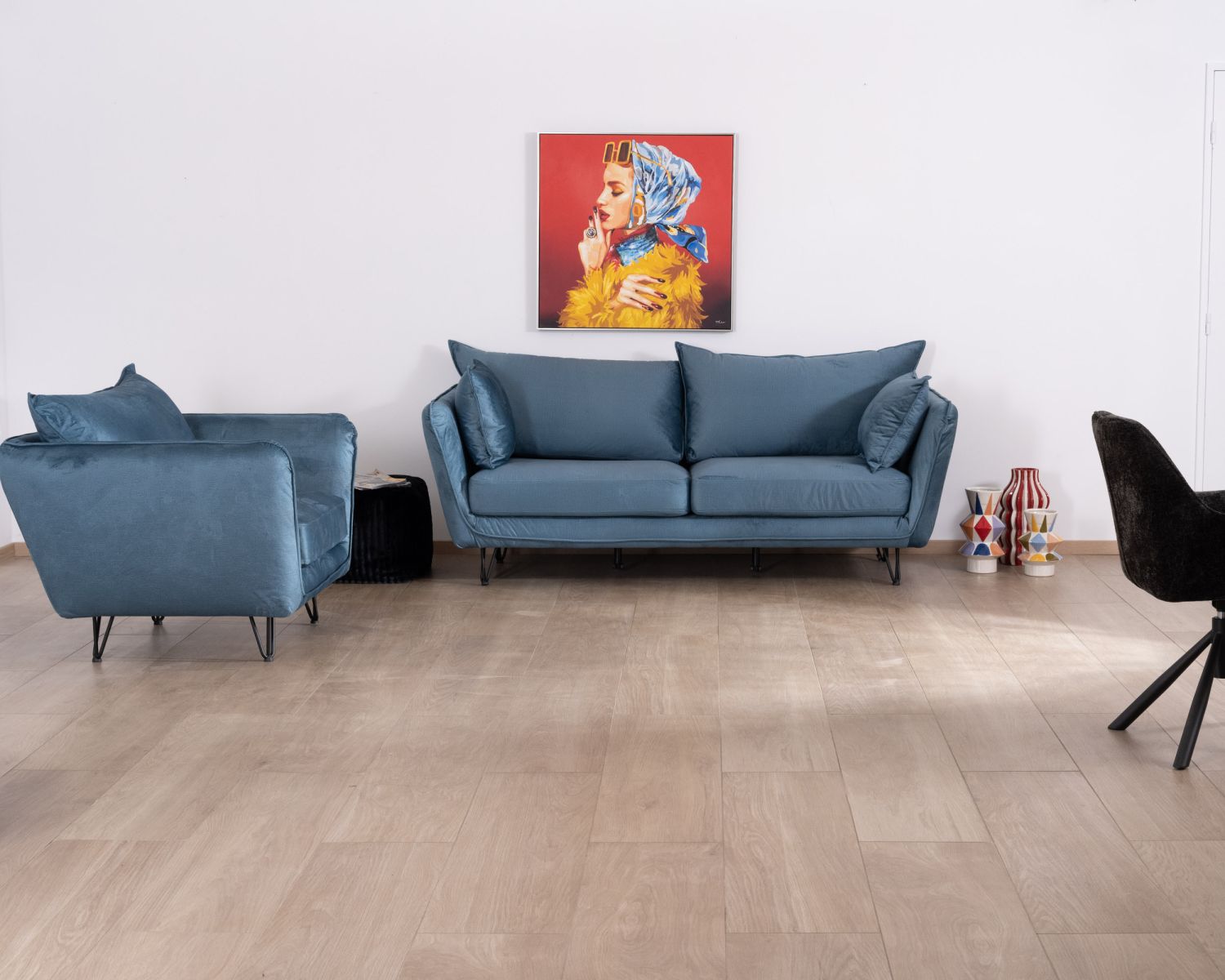 Gran sillón acogedor de tela azul y patas de metal negro «Hasting»