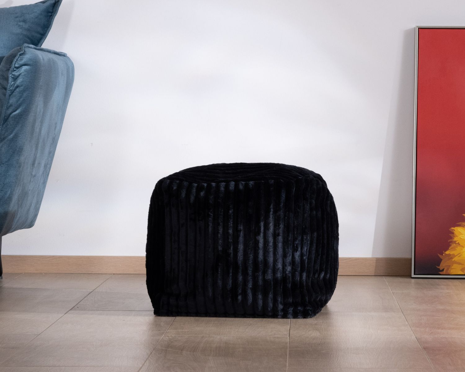 Puf cuadrado de pana antracita «Lizard», con un estilo acogedor y elegante