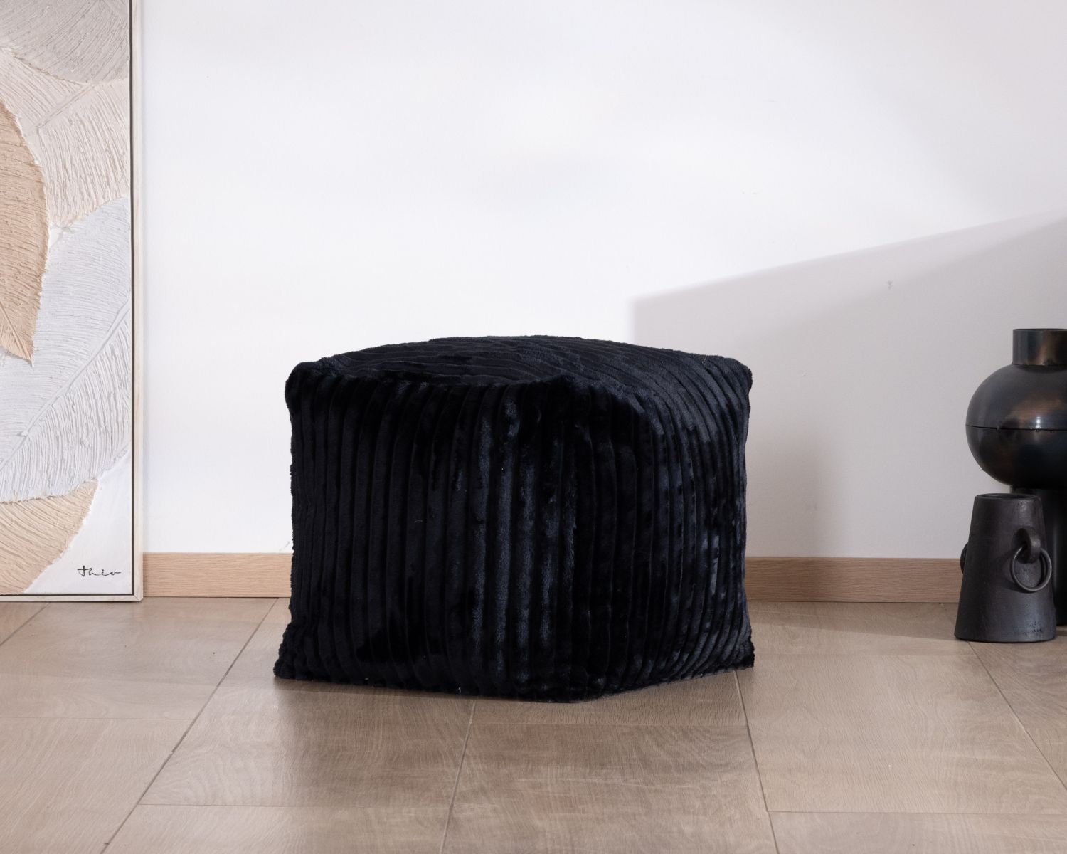 Puf cuadrado de pana antracita «Lizard», con un estilo acogedor y elegante