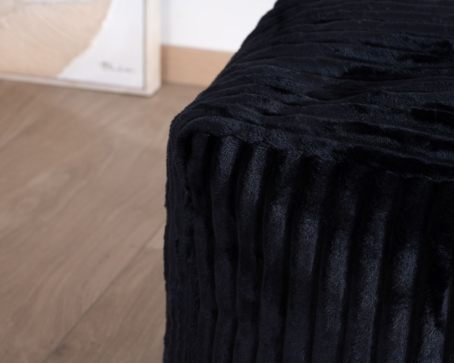 Puf cuadrado de pana antracita «Lizard», con un estilo acogedor y elegante