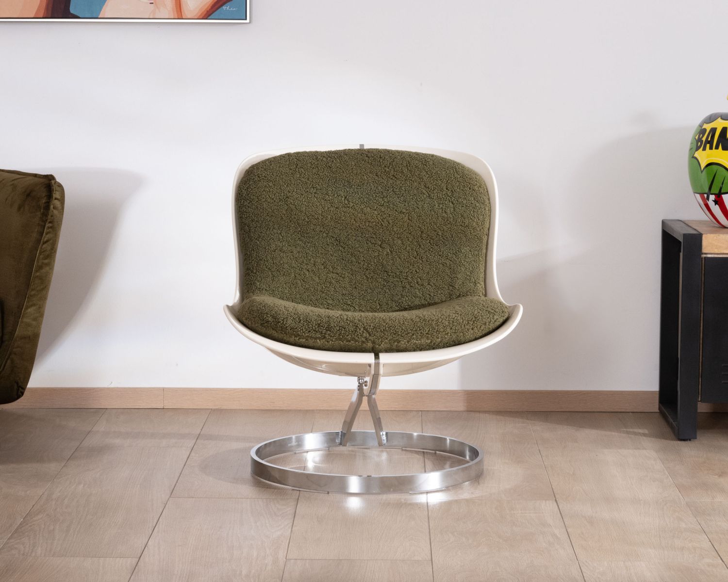 Sillón de diseño pop con carcasa de plexiglás y tejido rizado de color verde caqui «AstroPop»