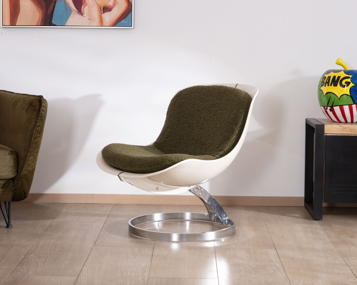 Sillón de diseño pop con carcasa de plexiglás y tejido rizado de color verde caqui «AstroPop»