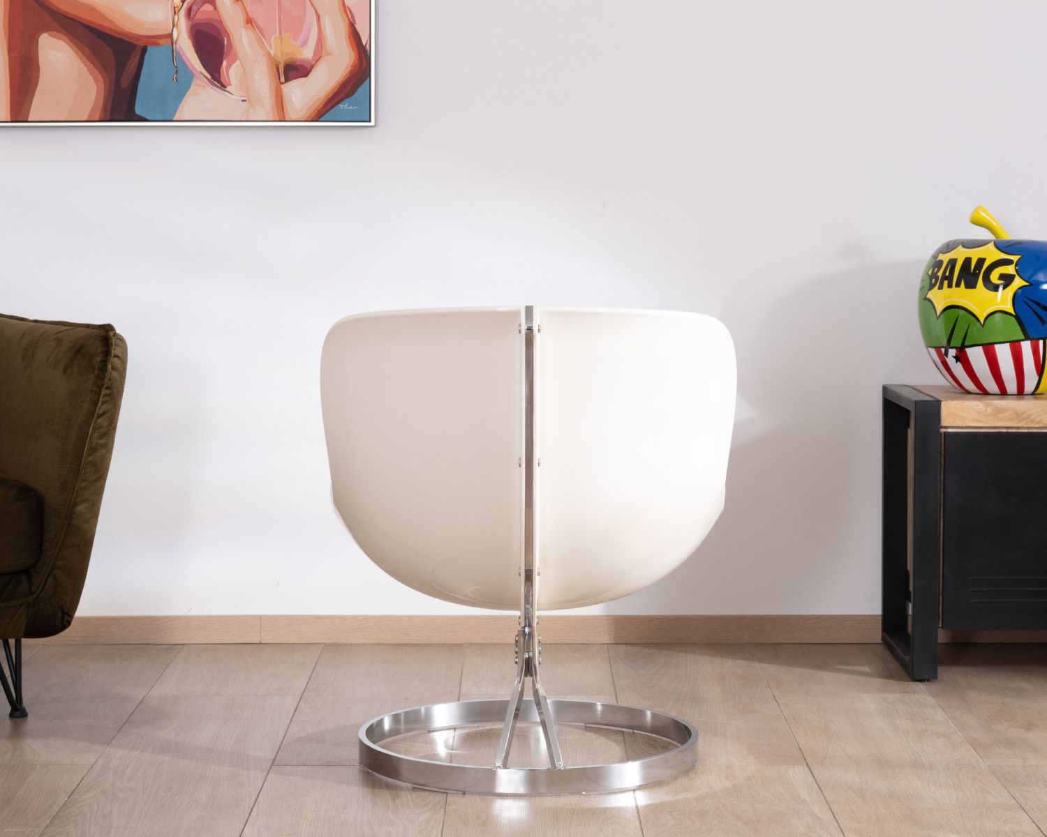 Sillón de diseño pop con carcasa de plexiglás y tejido rizado de color verde caqui «AstroPop»