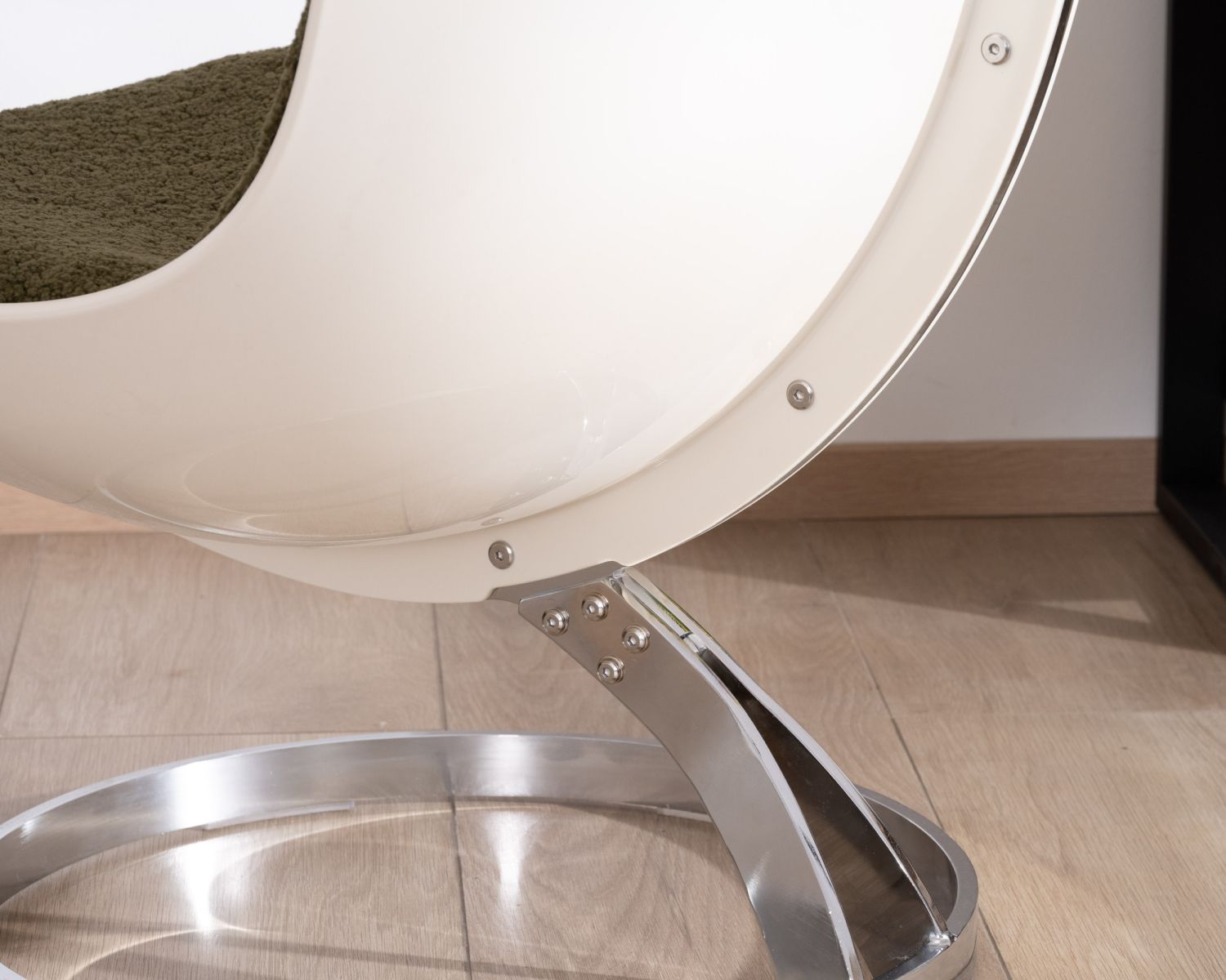 Sillón de diseño pop con carcasa de plexiglás y tejido rizado de color verde caqui «AstroPop»