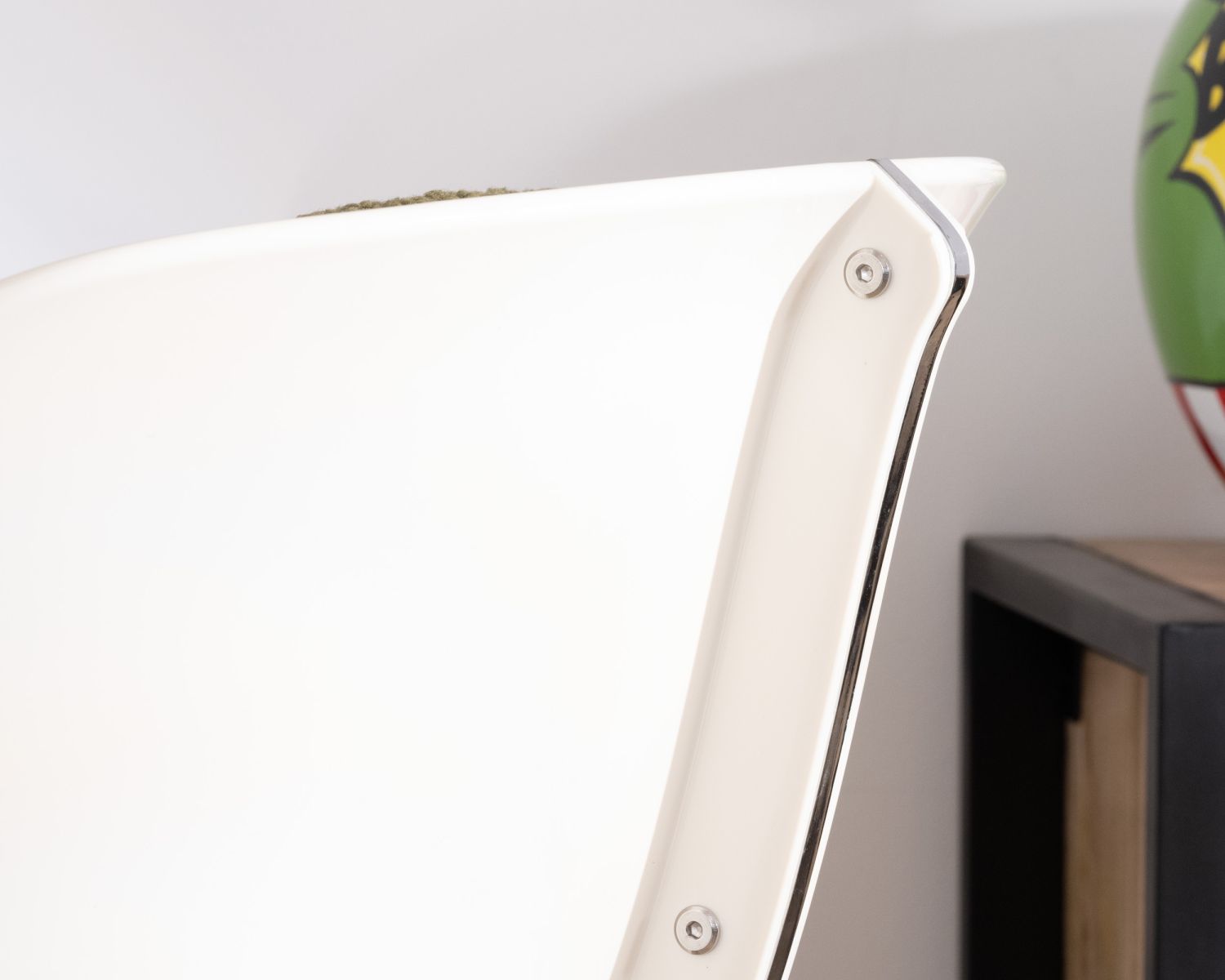 Sillón de diseño pop con carcasa de plexiglás y tejido rizado de color verde caqui «AstroPop»