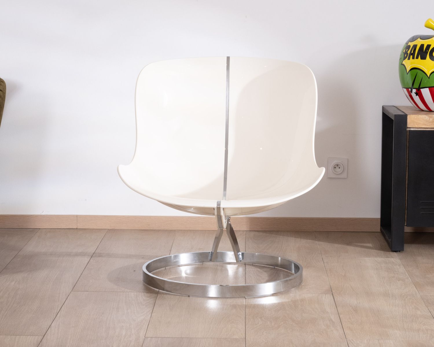 Sillón de diseño pop con carcasa de plexiglás y tejido rizado de color verde caqui «AstroPop»