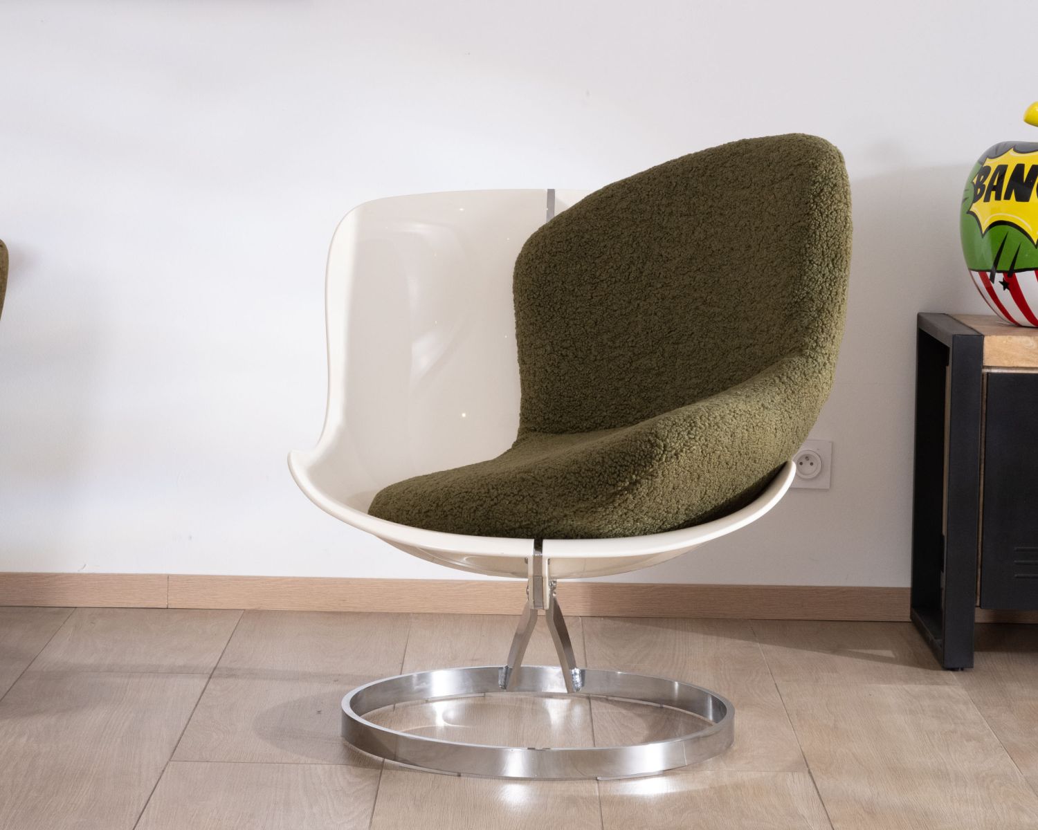 Sillón de diseño pop con carcasa de plexiglás y tejido rizado de color verde caqui «AstroPop»