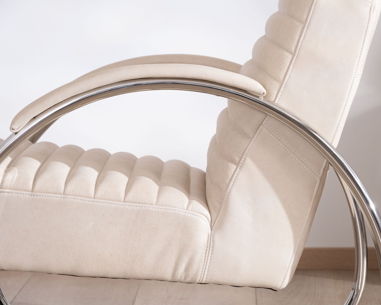 Sillón lounge retro de cuero blanco y acero inoxidable «AstroPop»