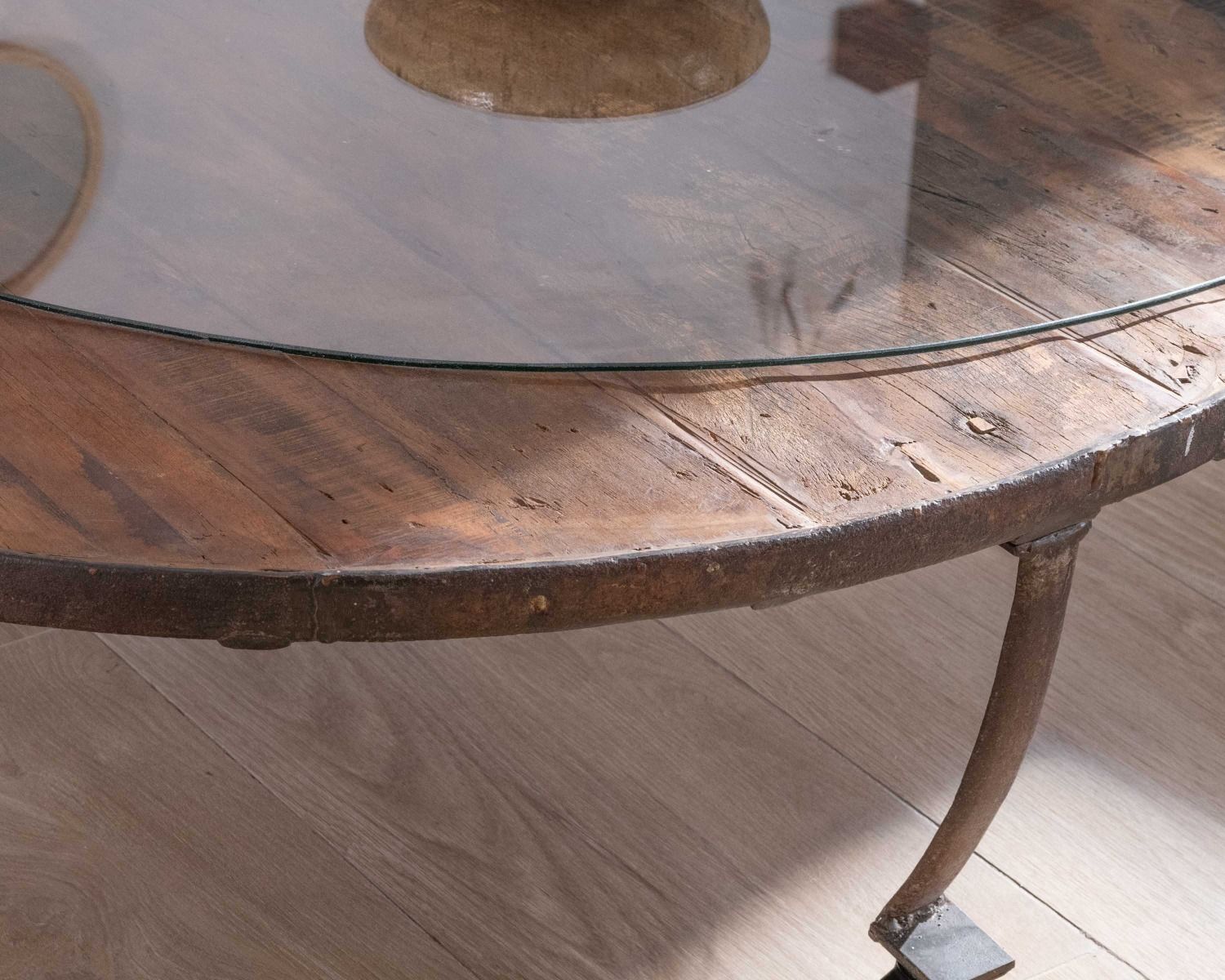 Mesa de centro redonda de madera reciclada y tablero de cristal con patas de metal «Nepalí»