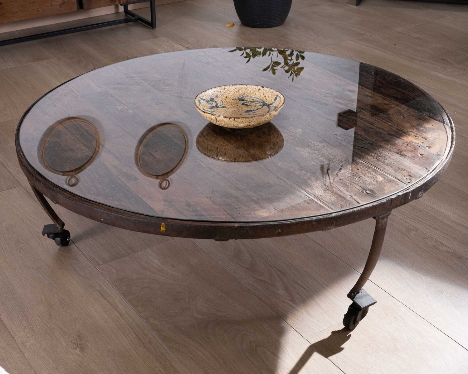 Mesa de centro redonda de madera reciclada y tablero de cristal con patas de metal «Nepalí»