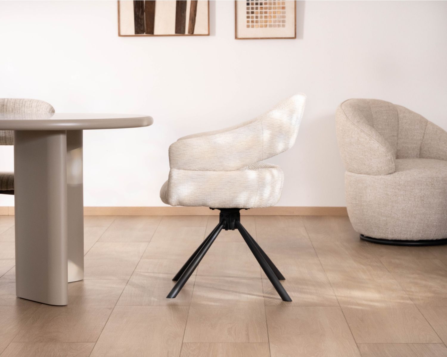 Lote de 2 sillas giratorias de comedor «Movy» con asiento envolvente de tela color crema y reposabrazos