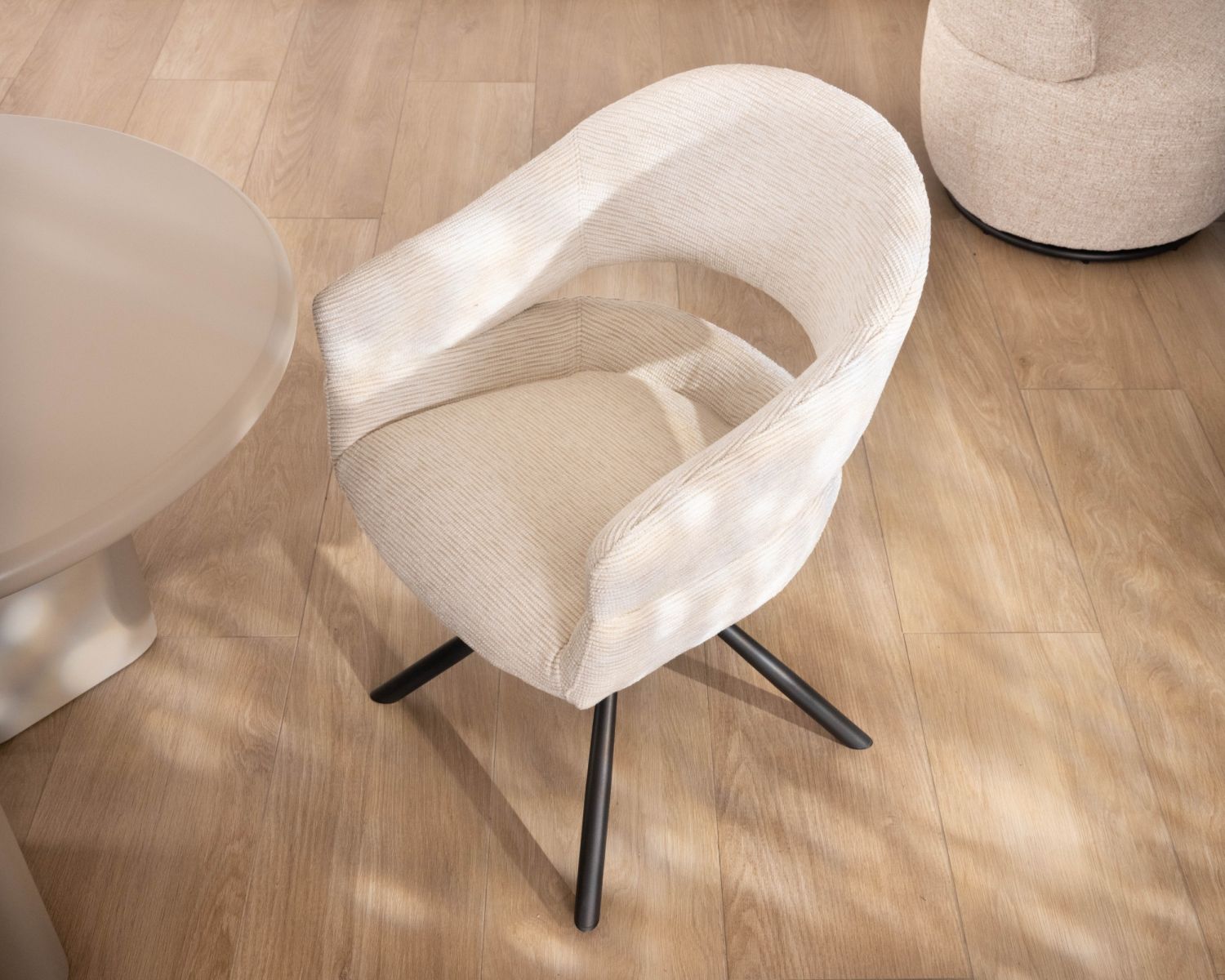 Lote de 2 sillas giratorias de comedor «Movy» con asiento envolvente de tela color crema y reposabrazos