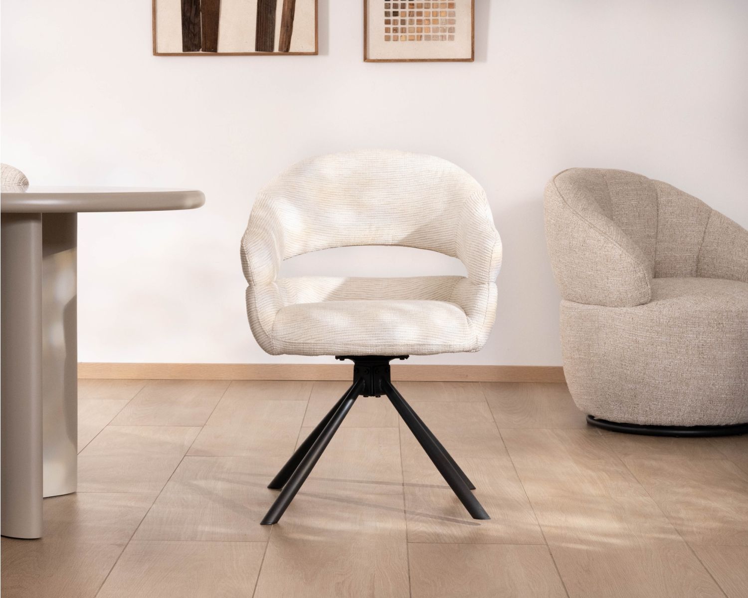 Lote de 2 sillas giratorias de comedor «Movy» con asiento envolvente de tela color crema y reposabrazos