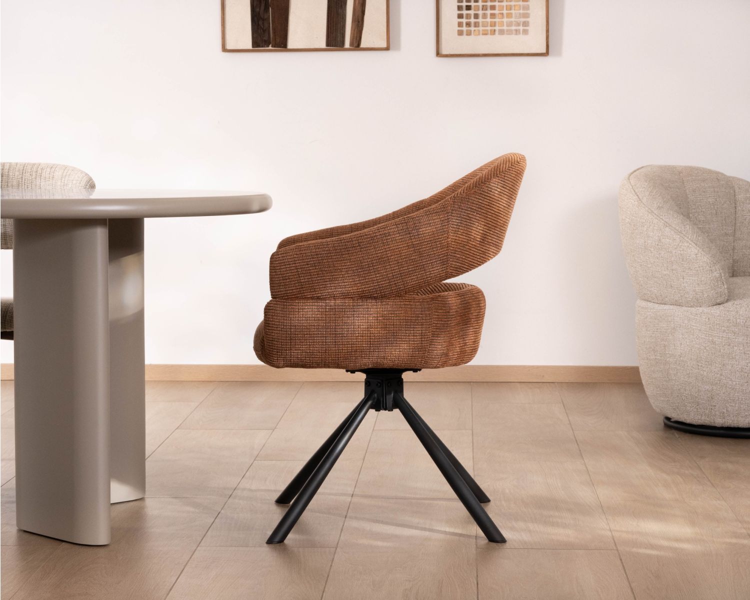 Lote de 2 sillas giratorias de tela tejida color óxido «Movy», con líneas contemporáneas y envolventes