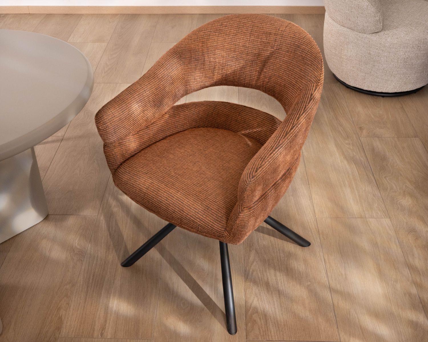 Lote de 2 sillas giratorias de tela tejida color óxido «Movy», con líneas contemporáneas y envolventes