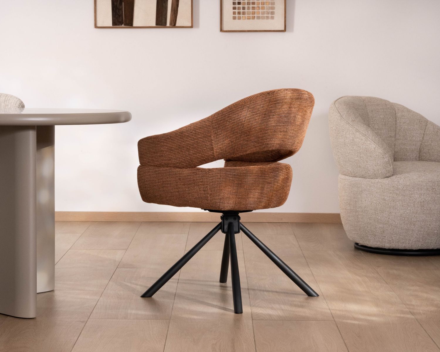 Lote de 2 sillas giratorias de tela tejida color óxido «Movy», con líneas contemporáneas y envolventes