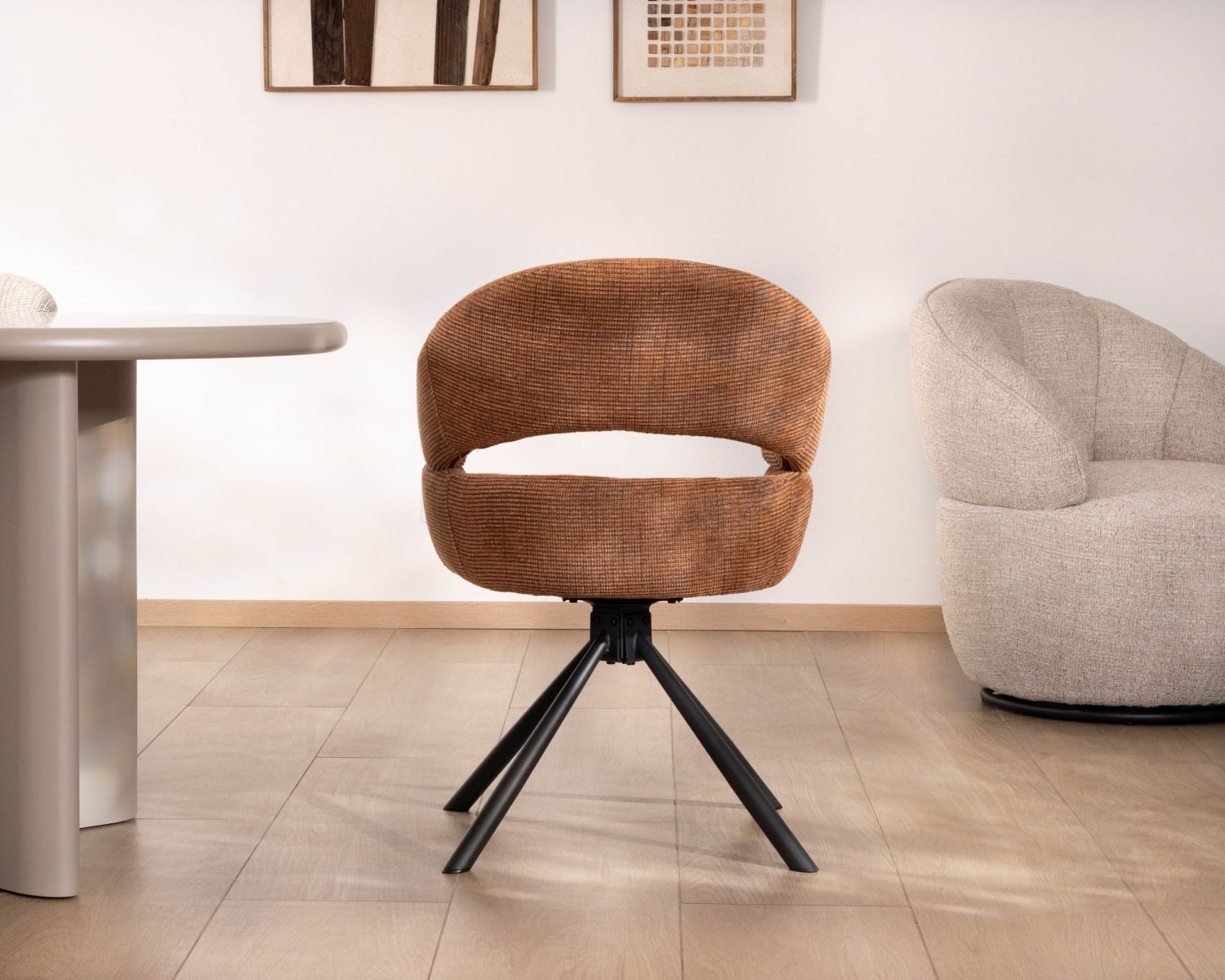 Lote de 2 sillas giratorias de tela tejida color óxido «Movy», con líneas contemporáneas y envolventes