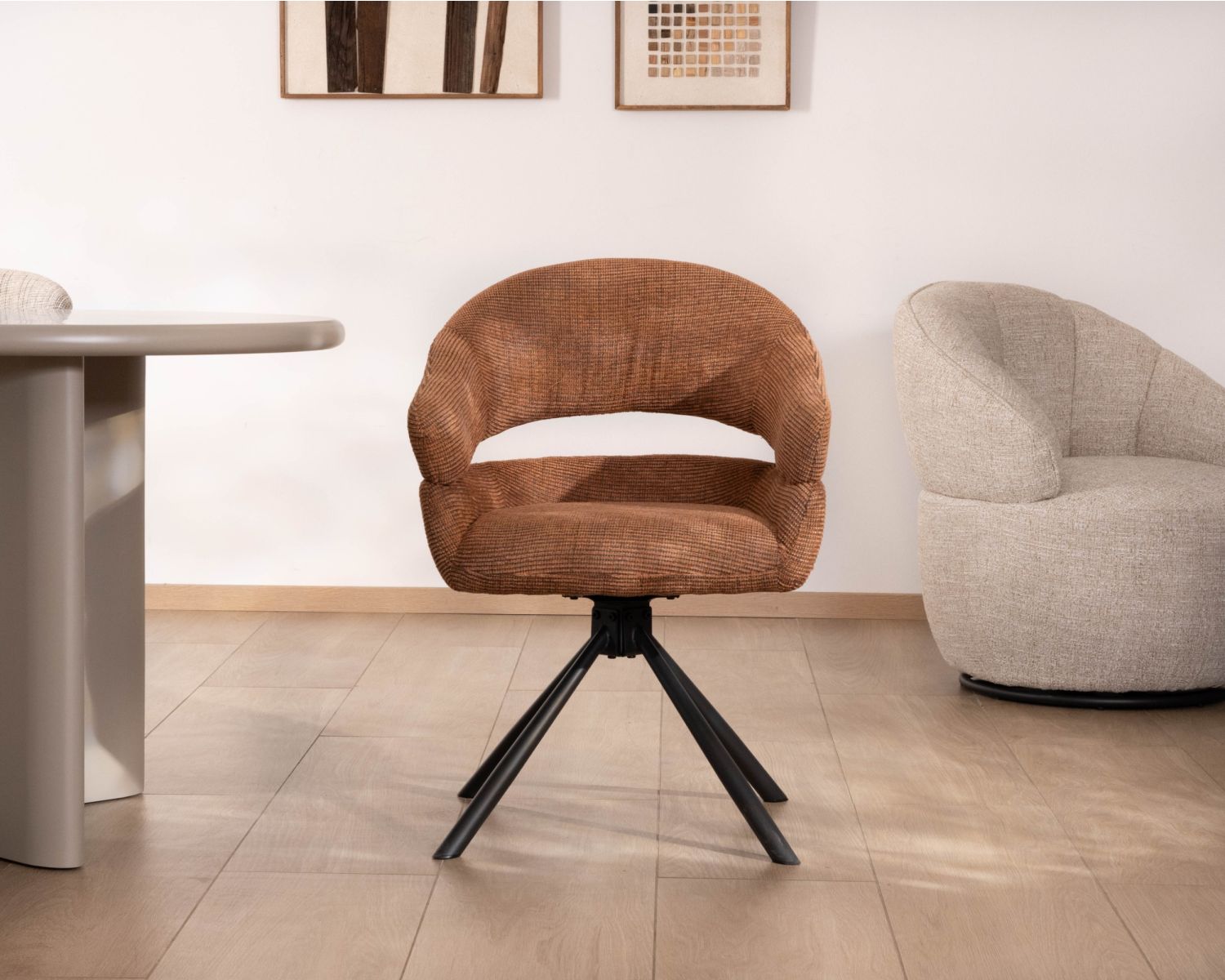 Lote de 2 sillas giratorias de tela tejida color óxido «Movy», con líneas contemporáneas y envolventes