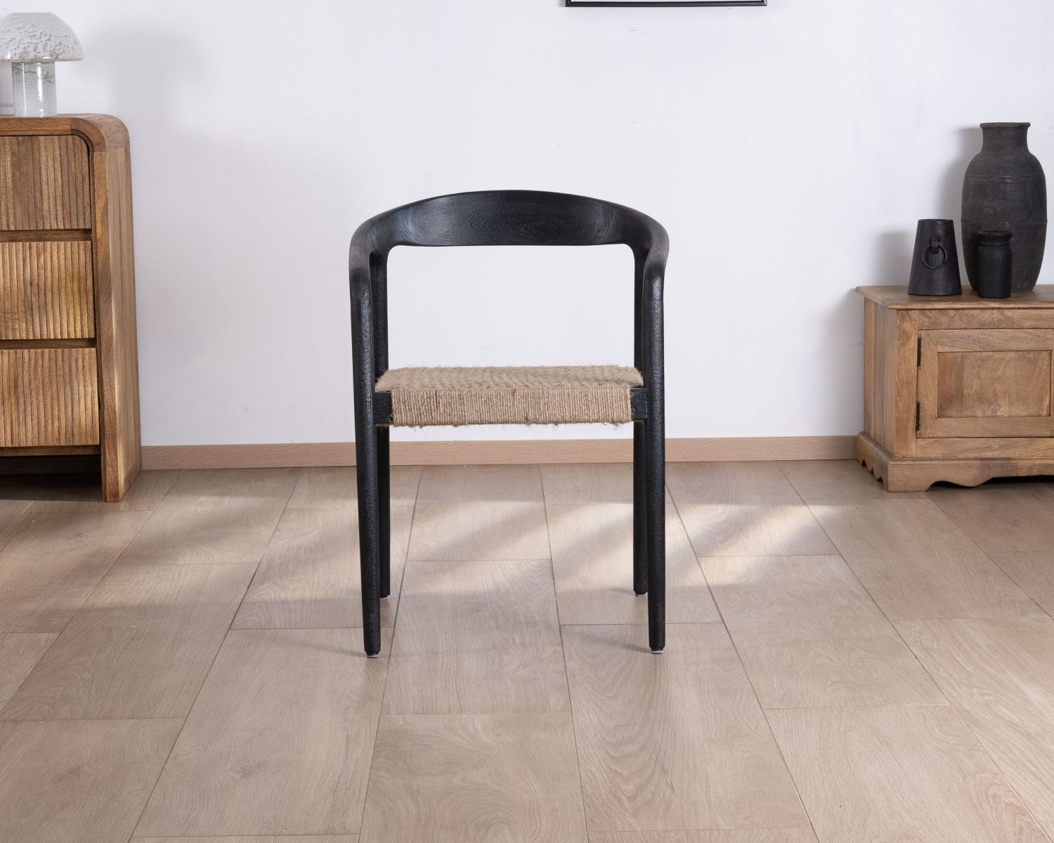 Lote de 2 sillas de diseño en madera negra y asiento de yute trenzado «Vogue»