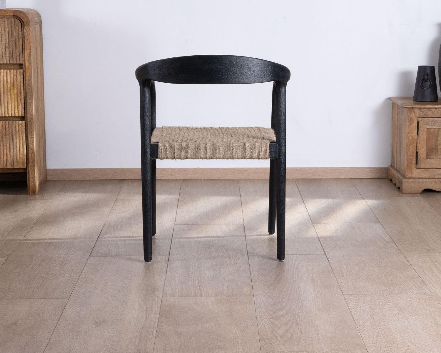 Lote de 2 sillas de diseño en madera negra y asiento de yute trenzado «Vogue»