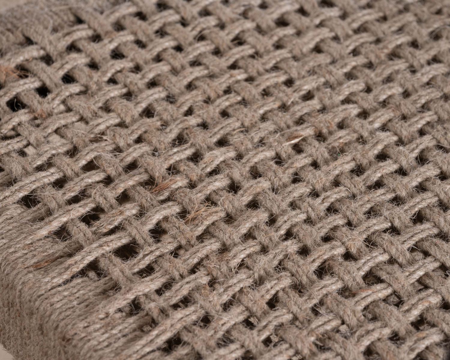 Lote de 2 sillas de diseño en madera negra y asiento de yute trenzado «Vogue»