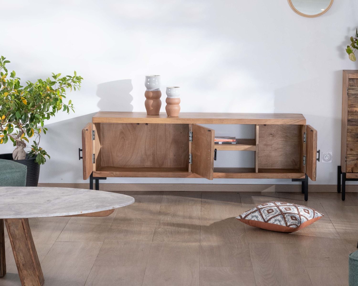 Mueble para la tele de estilo étnico, de madera maciza de acacia y patas de metal «Géonidum», 160 cm, 3 puertas y 2 compartimentos